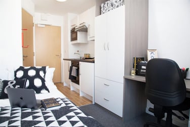 1 bed studio, West Park Place, Haymarket, Edinburgh, EH112EE - Image 1